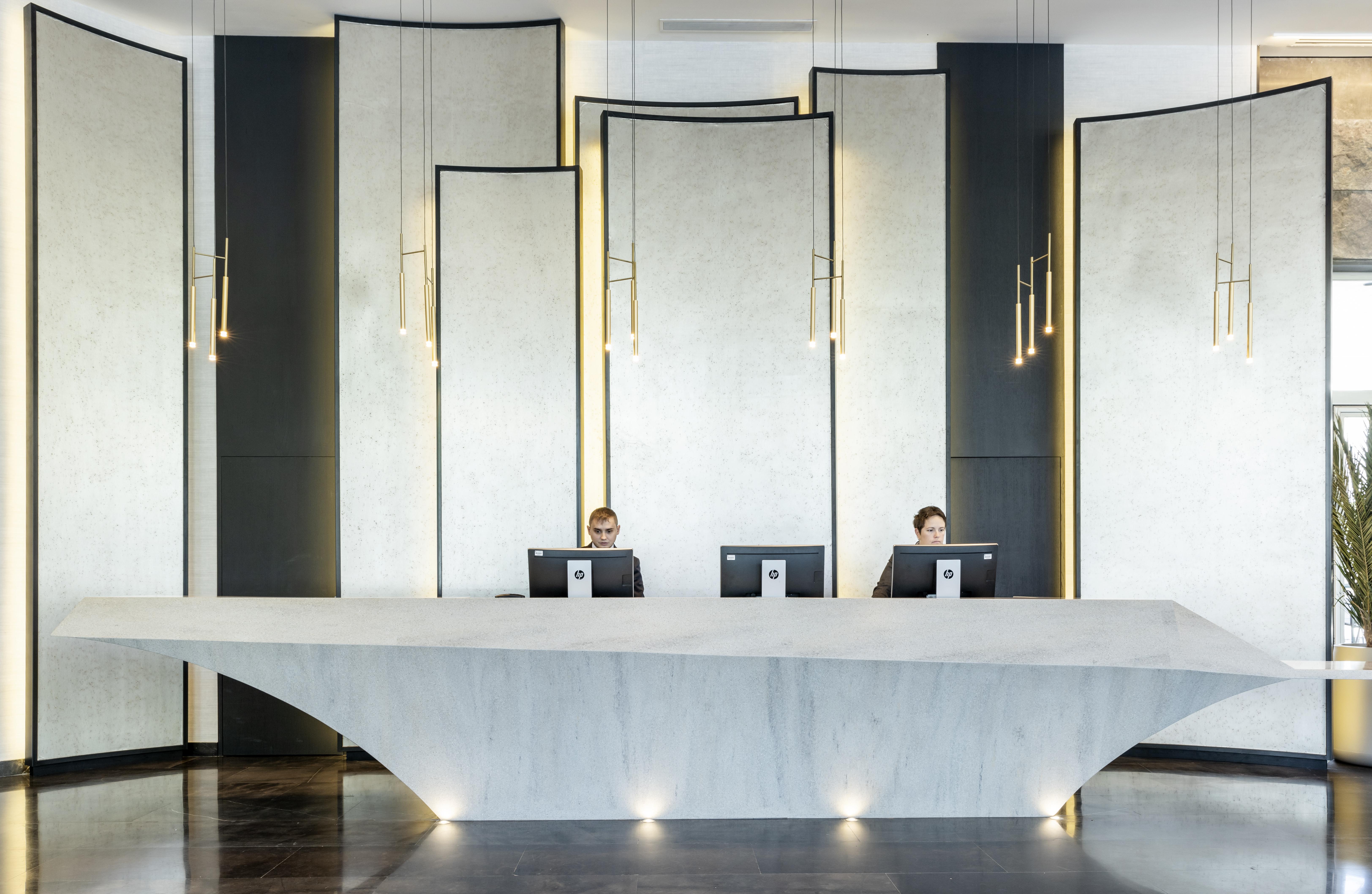 Ilunion Alcalá Norte Madri Exterior foto Reception desk at the hotel